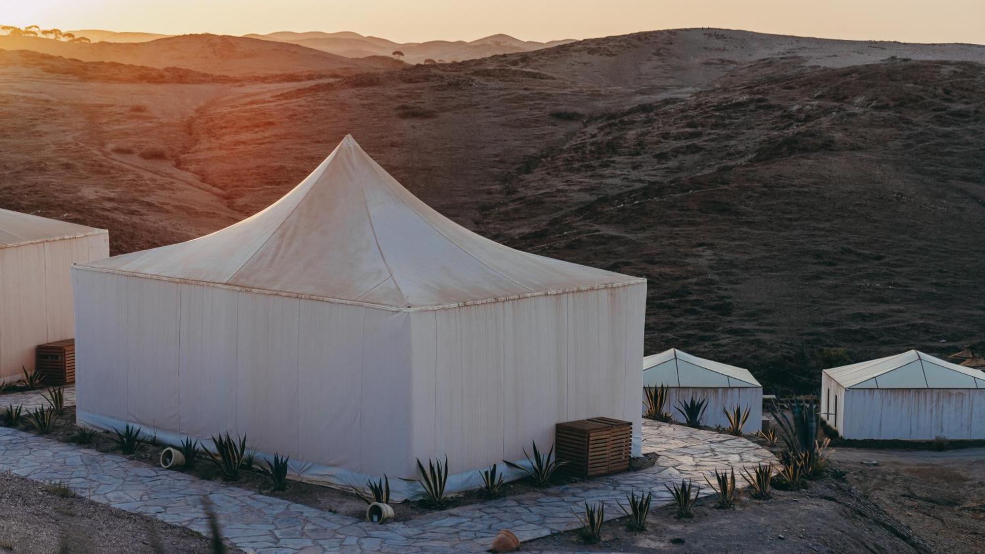 The White Camel Camp - Agafay Desert Activities بيت خشبي *