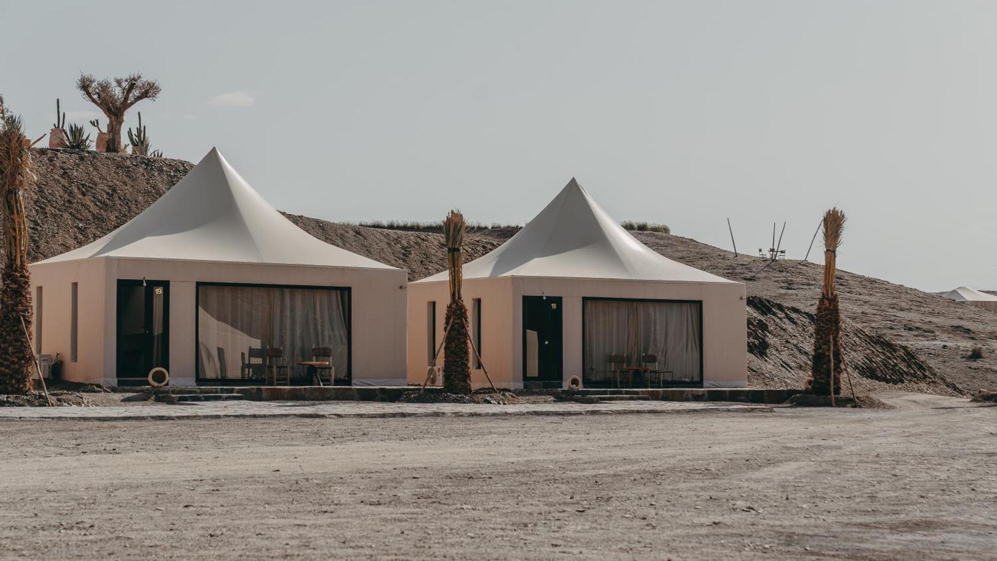 The White Camel Camp - Agafay Desert Activities بيت خشبي